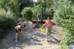 Spielende Kinder im Wasserspielbereich