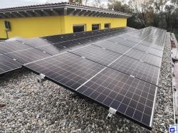 Photovoltaikanlage auf dem Dach der Kindertagesstätte im Ried
