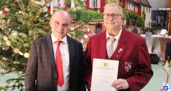 Bürgermeister Schneckenburger ehrt Herrn Schönberger mit der Ehrennadel