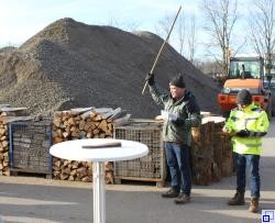 Bürgermeister Schneckenburger bei der Versteigerung