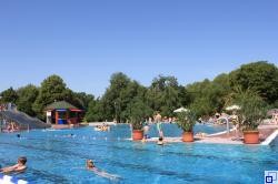Blick auf das Schwimmerbecken im Freibad Bötzingen